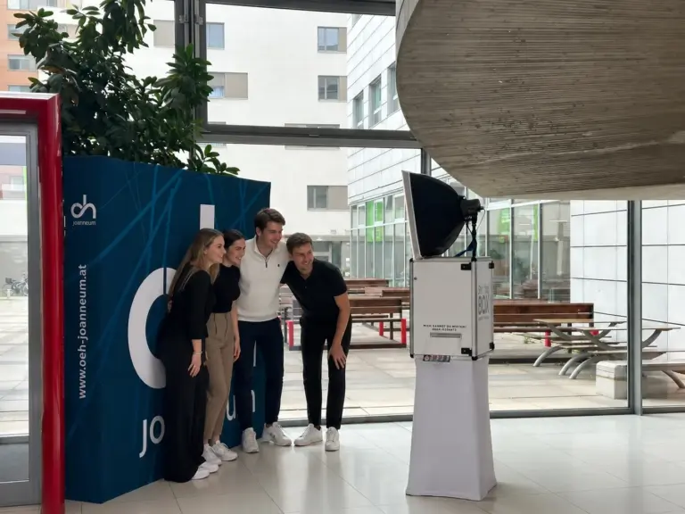 Fotobox mieten in der Steiermark – Gäste bei einem Event mit ShootingBOX